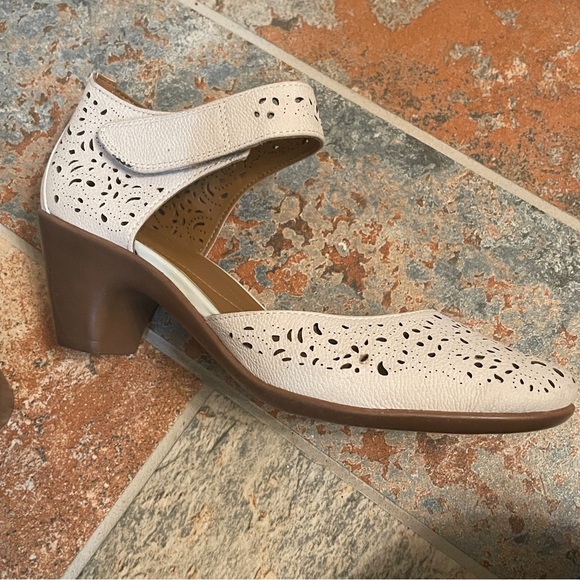 💋Gorgeous & Comfy Easy Spirit Perforated Velcro Ankle Strap Mary Jane Shoes! - Picture 3 of 13